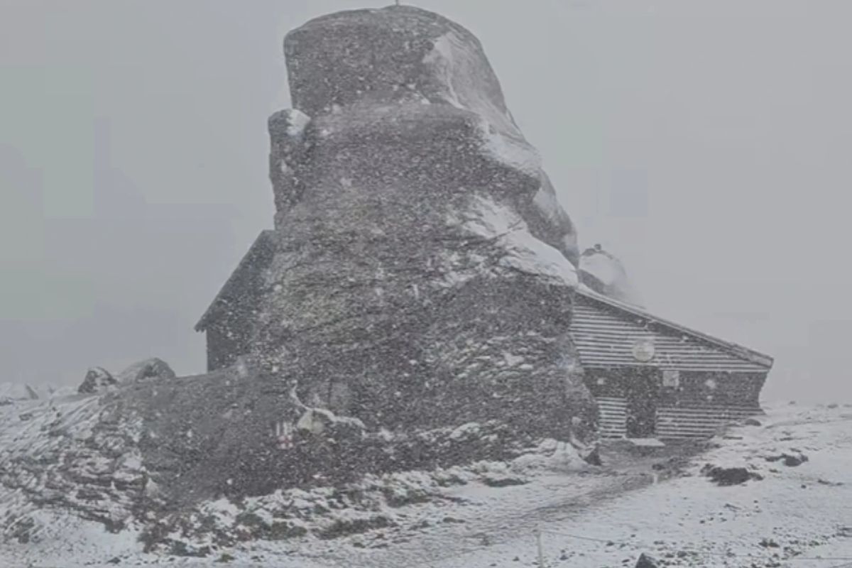 Ninge la Vârful Omu. Imagini spectaculoase după răcirea bruscă a vremii în România -VIDEO