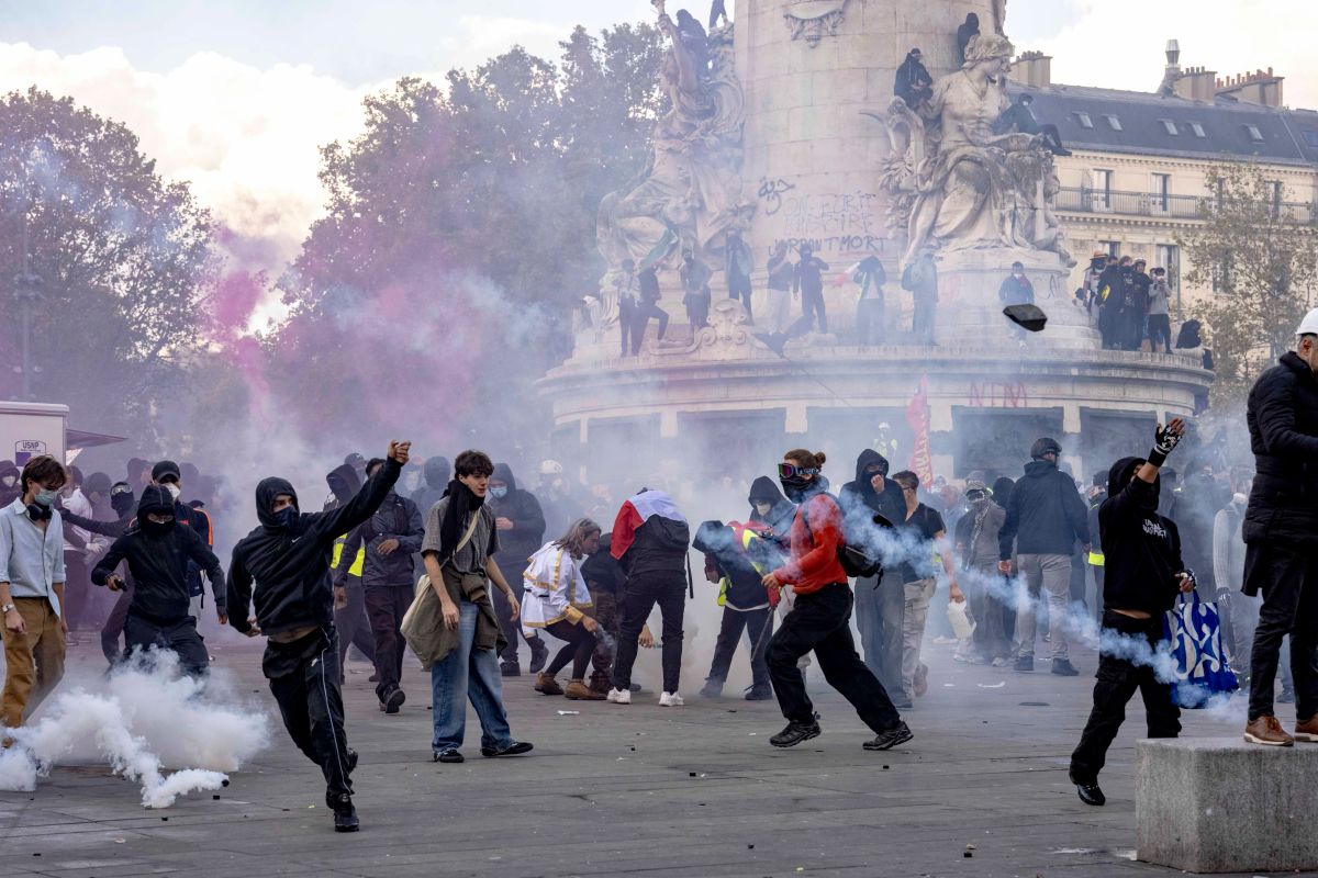 Haos în Franța după protestele soldate cu jafuri: produse Hermès și Louis Vuitton, scoase la vânzare pe trotuare