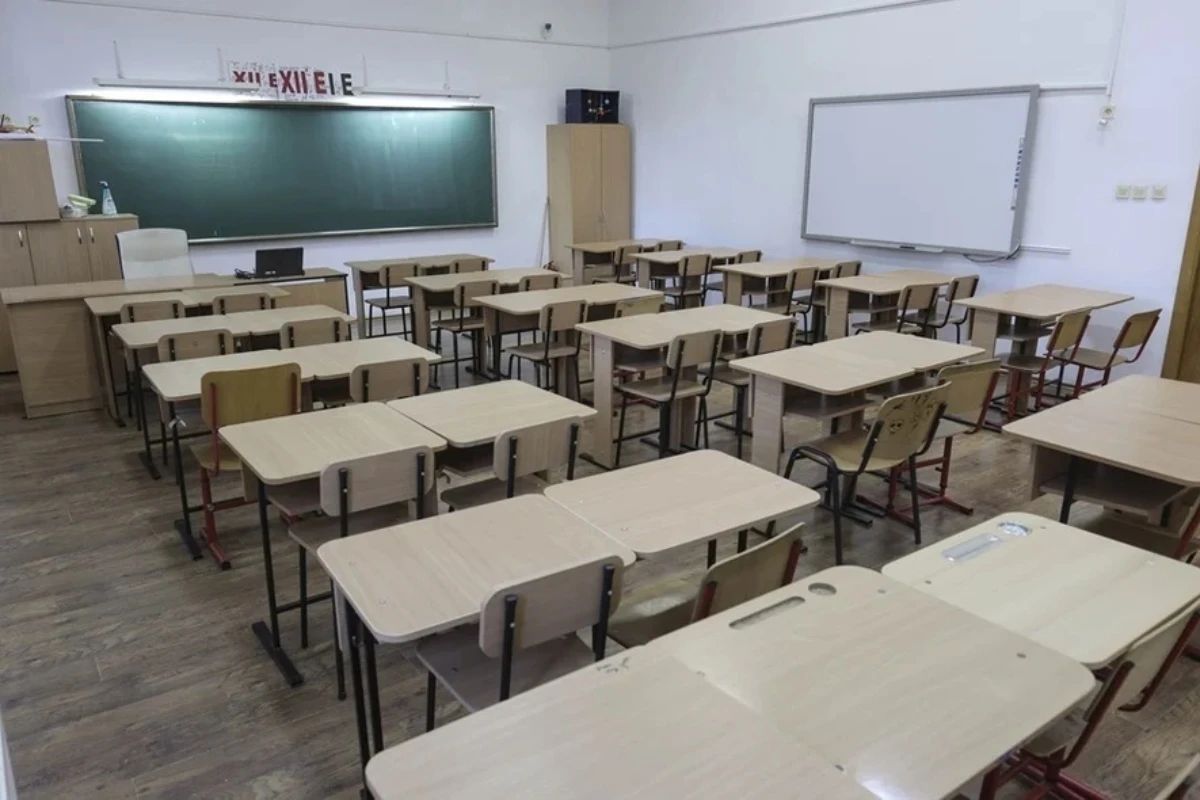 Incident grav într-un liceu din Ploiești. Un elev de 15 ani a pulverizat spray lacrimogen pe hol pentru a-și impresiona colegii