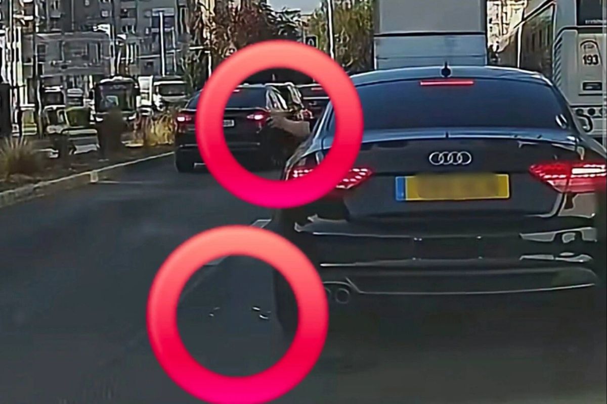 Șofer filmat în timp ce își golea scrumiera pe geam, în trafic. Gestul a stârnit revoltă: „Strada nu e coșul tău de gunoi” – VIDEO