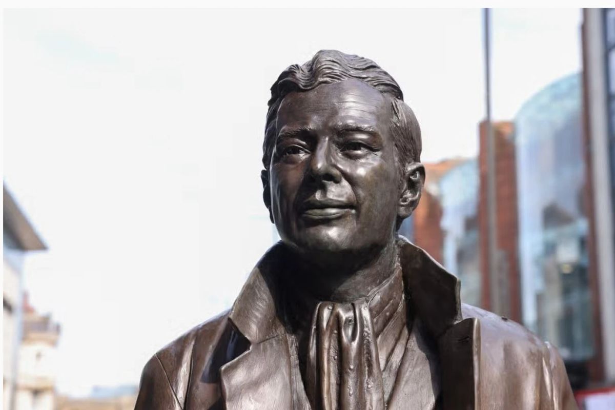 Statuia celui de-al „cincilea Beatle” dispare temporar din centrul Liverpoolului Era un simbol al comunității LGBTQ+