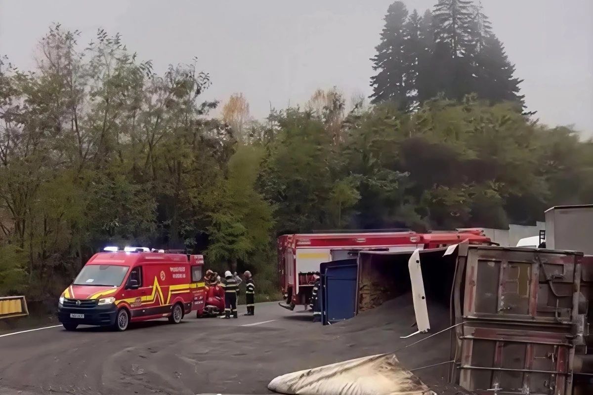 Accident grav pe DN 17, în Suceava! Un TIR încărcat cu semințe de floarea-soarelui s-a răsturnat