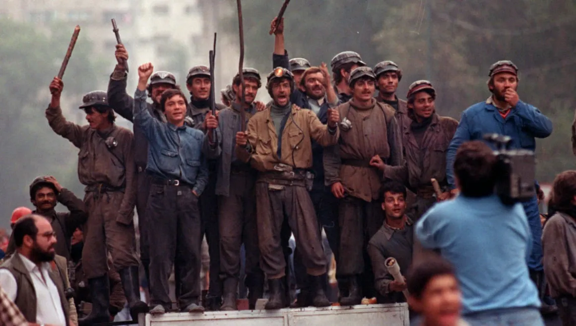5.000 de lei pe lună pentru victimele Mineriadei din 1990. Legea a fost promulgată de Nicușor Dan