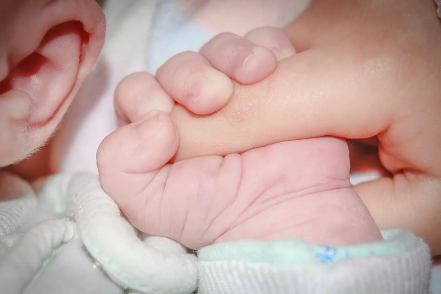 Franța introduce un nou concediu plătit pentru părinți după nașterea sau adopția unui copil. Măsura vizează stimularea natalității