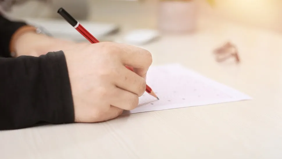Start pentru Evaluarea Națională: aproape 150.000 de elevi intră astăzi în examenul care decide admiterea la liceu