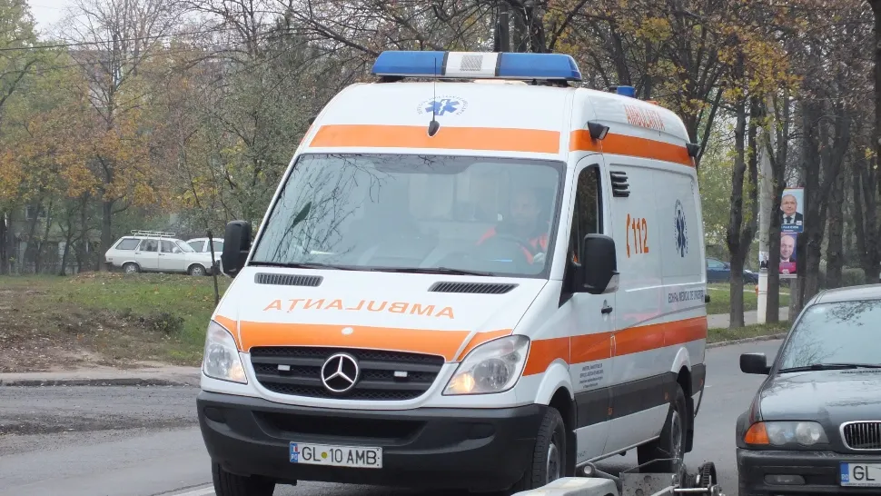 Elevă de clasa a V-a, spulberată de o mașină după ce a ieșit din curtea școlii