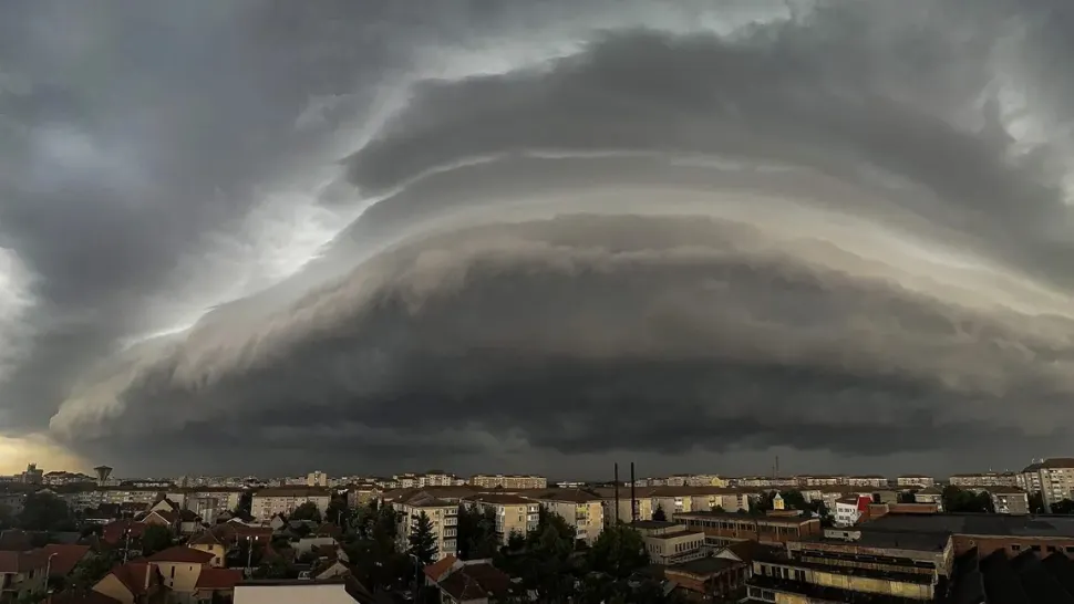 Trei coduri galbene de vreme severă în România: caniculă de 37 de grade, vijelii și rafale de peste 80 km/h - HARTA