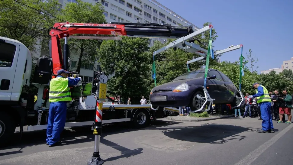 Primăria Capitalei a ieșit la vânătoare de mașini parcate ilegal. Șoferii riscă să plătească 1.000 de lei pentru o singură greșeală