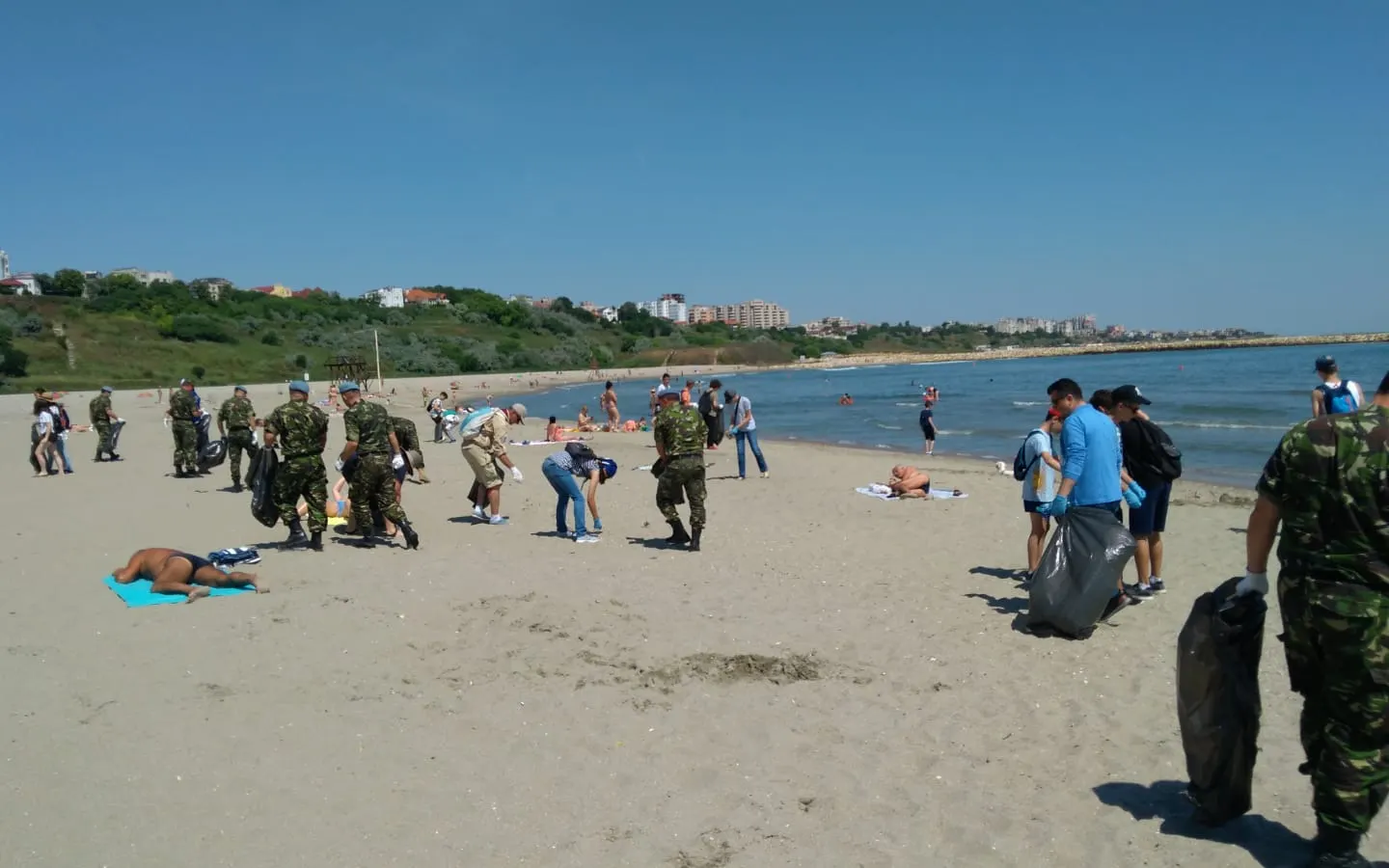 Scandal pe plajă, turiștii au alungat o barcă plină cu migranți