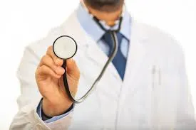 A terminat Medicina, dar lucrează în construcții. Povestea incredibilă a unui medic din Tulcea care nu se poate angaja la spitalul cu deficit de personal