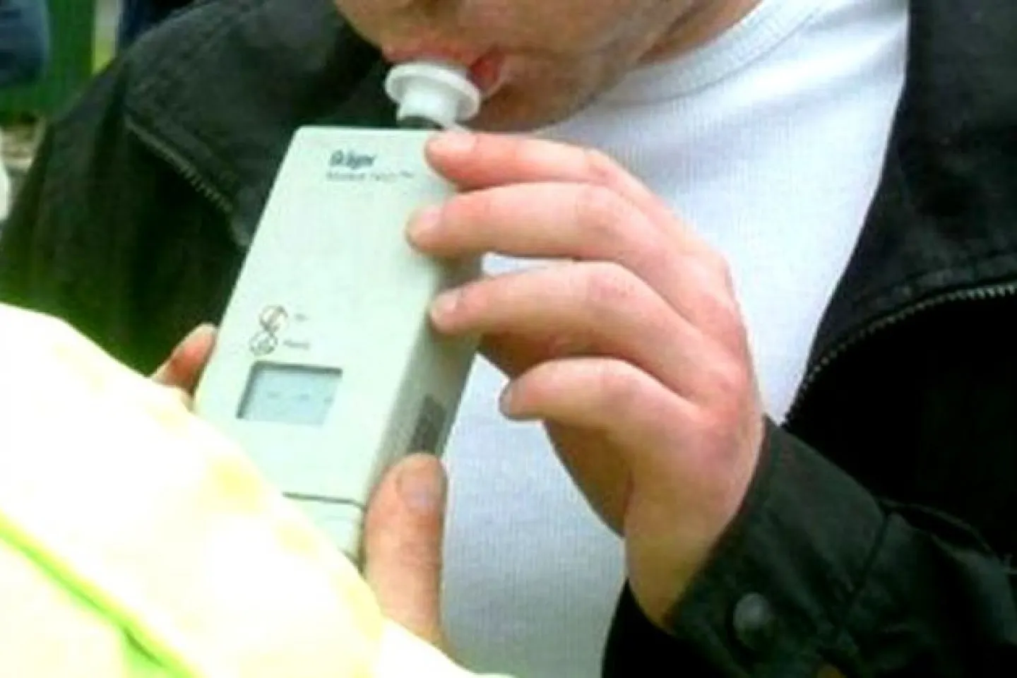 Șofer de microbuz școlar, prins de polițiști că a consumat băuturi alcoolice. Ducea la grădiniță șapte copii