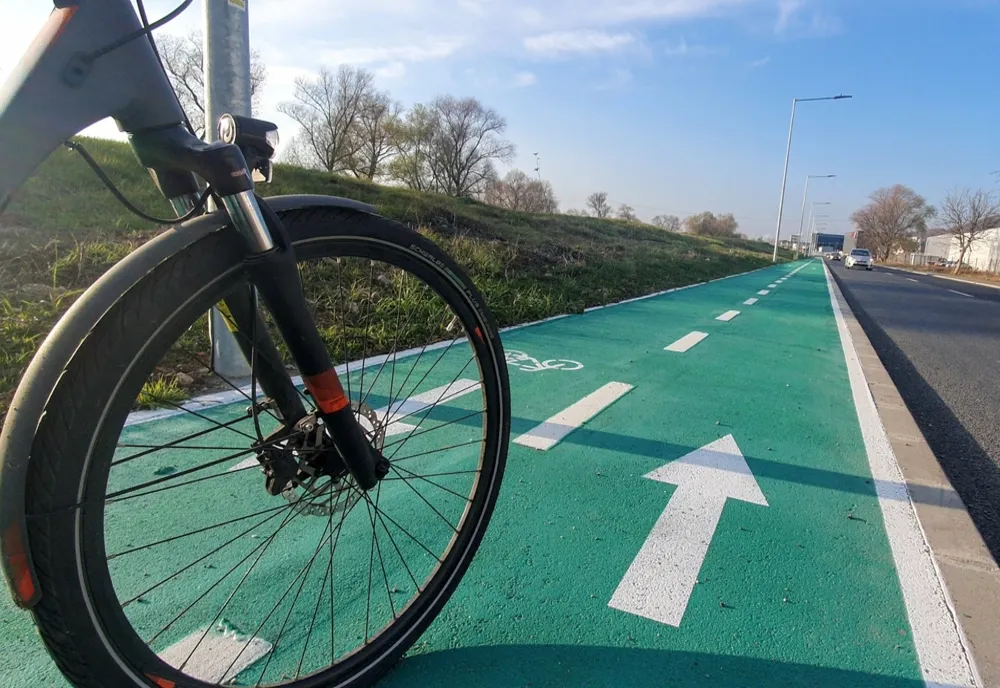 Amendă neobișnuită pentru o primărie din România: De ce au sancționat polițiștii pistele de biciclete din oraș