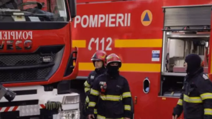  Incendiu de proporții într-un bloc din Baia Mare. Peste 30 de persoane au fost evacuate
