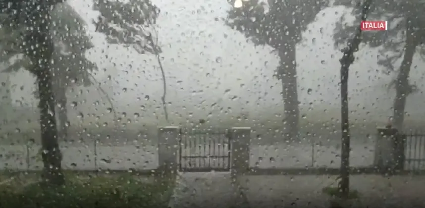 Vreme instabilă în București la începutul săptămânii: când vin ploile și cât de mult scad temperaturile