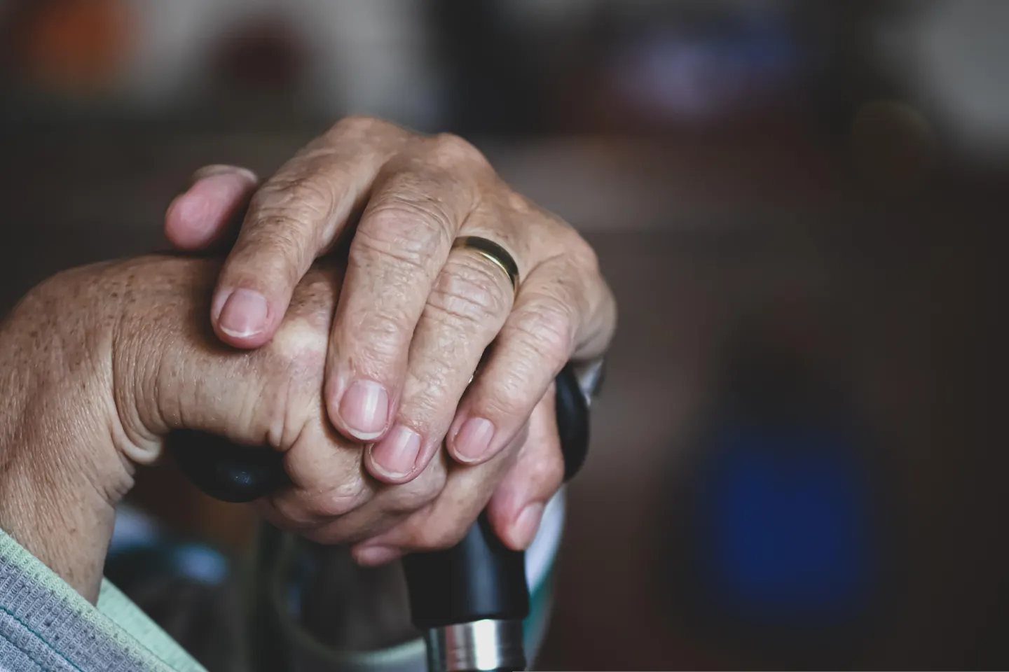 Pensionarii își așteaptă banii de un an și jumătate, iar angajații pierd lunar sute de lei. Dezastrul lăsat de Bolojan în buzunarele românilor