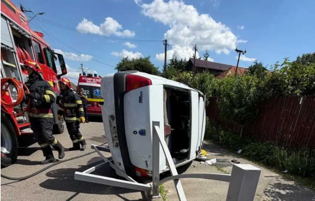 Un șofer începător a murit după ce s-a răsturnat cu mașina pe o stradă din Băicoi
