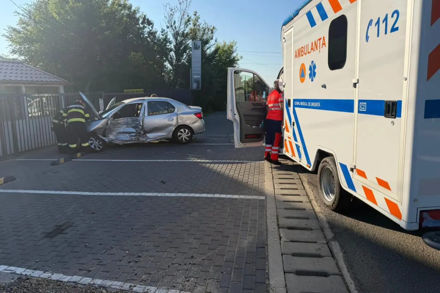 Ambulanță implicată într-un accident rutier în apropiere de Iași. Șapte persoane implicate în coliziune