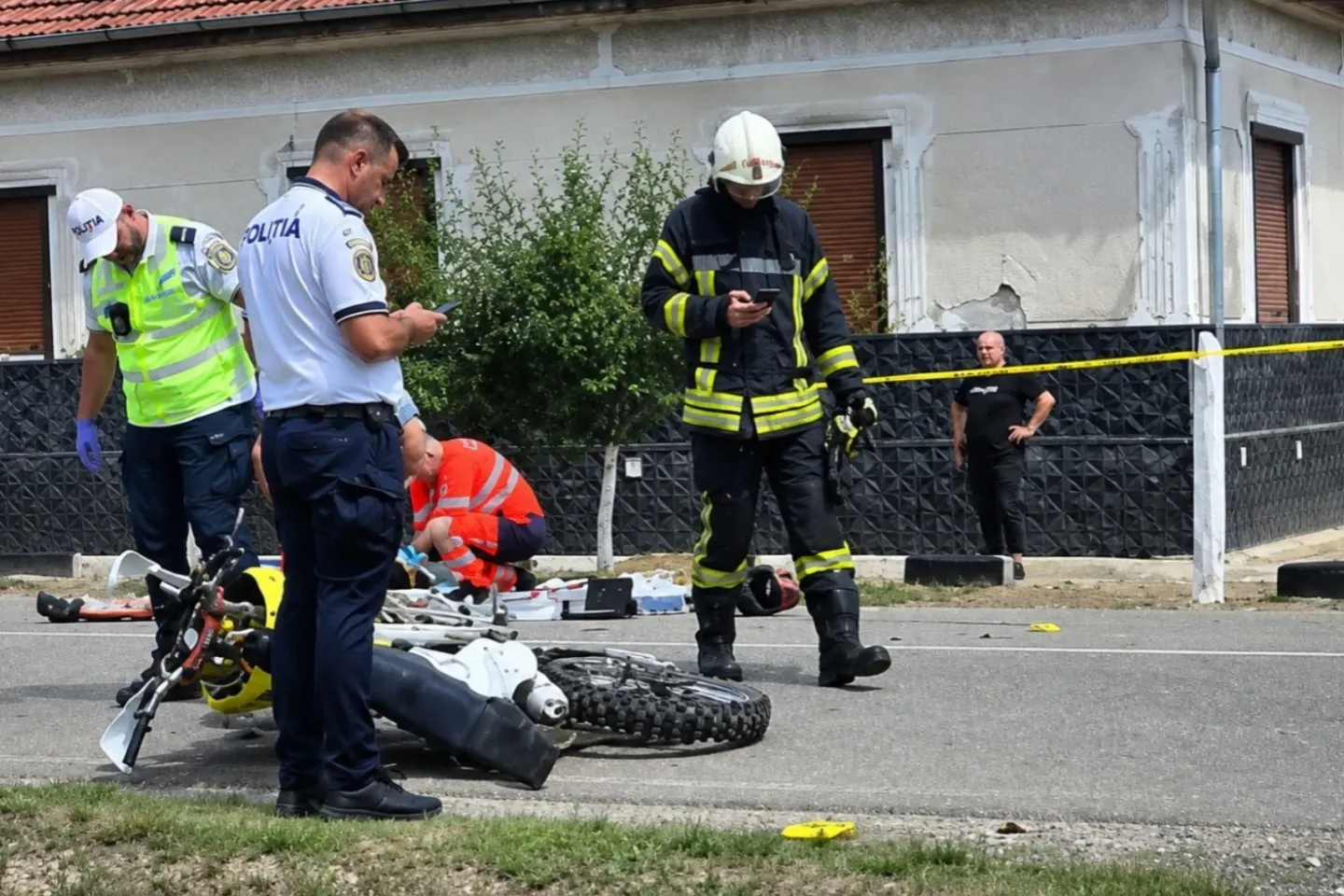 Accident mortal în județul Timiș. Doi tineri de 17 şi 18 ani și-au pierdut viața după ce au intrat cu motocicleta într-o mașină 