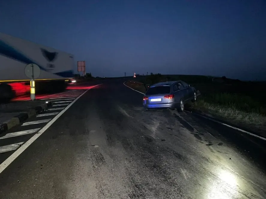 Adolescent de 17 ani, prins la volanul unei mașini furate după ce a produs un accident