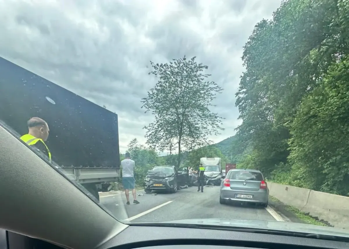Accident cu cinci mașini pe DN 7, în Vâlcea. Traficul este blocat, două persoane sunt rănite