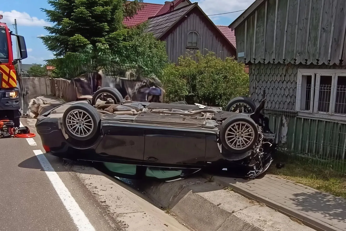 Accident spectaculos în Suceava. Un șofer de 76 de ani a ajuns cu mașina suspendată peste un șanț și în gardul unei locuințe