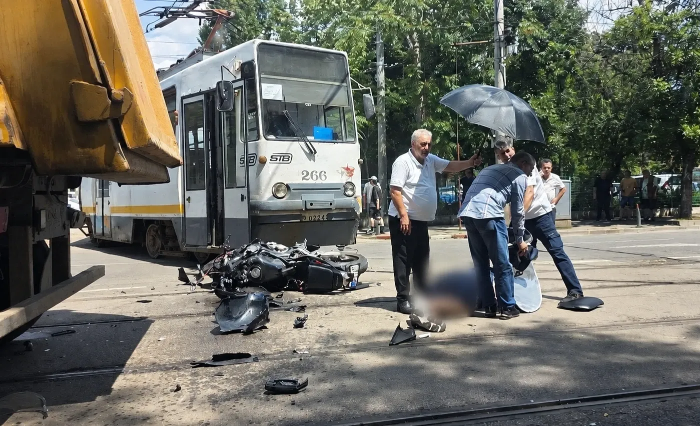 Motociclist de 26 de ani, mort după un impact violent cu un tramvai, pe Bulevardul Bucureștii Noi