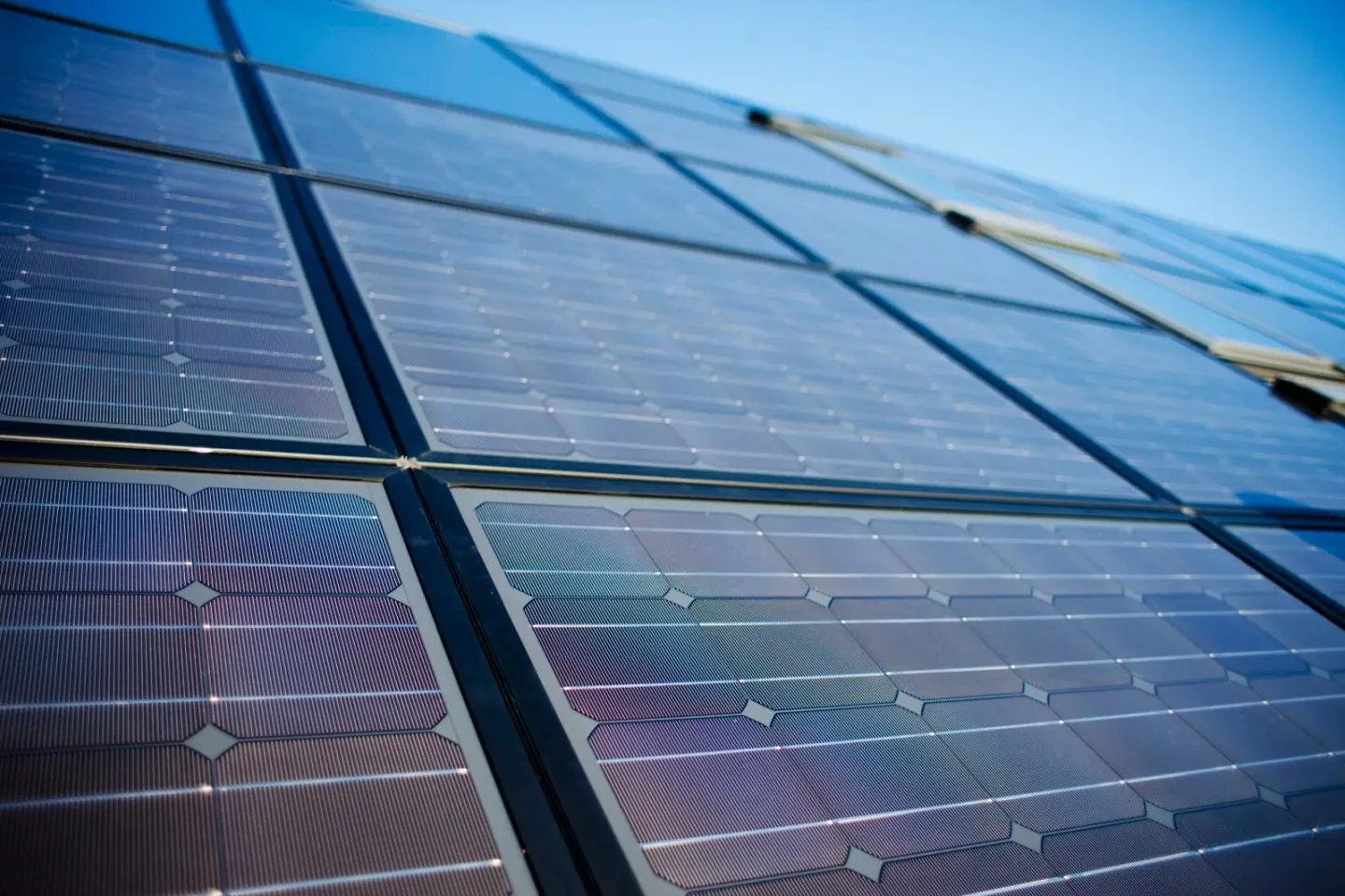 Subvenția pentru panouri fotovoltaice a dispărut. Ce opțiuni mai au românii