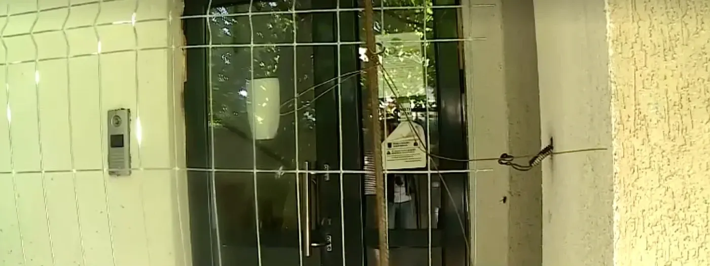 Și-a pus gard cu lacăt în fața blocului și și-a lăsat vecinii pe dinafară. Scandal uriaș într-un cartier din Craiova