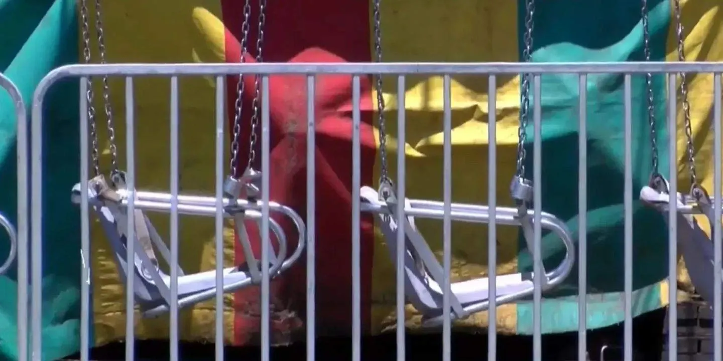 Incident într-un parc de distracții: un adolescent de 13 ani a murit după ce a fost proiectat dintr-un carusel aflat în mișcare