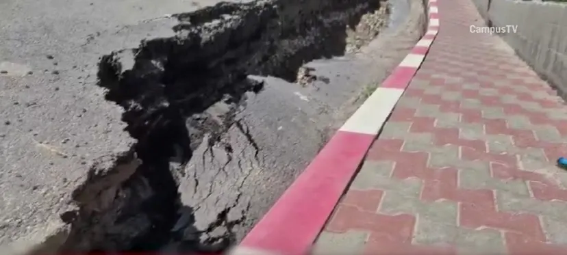 Șoseaua către munte crapă sub roțile șoferilor. Zonă calamitată pe unul dintre cele mai circulate drumuri
