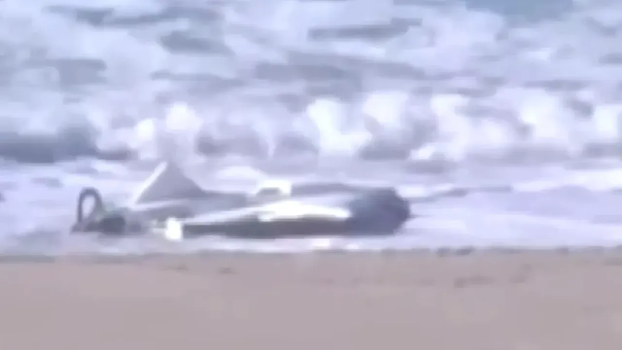 Dronă de luptă cu explozibili, găsită pe o plajă de la Marea Neagră, în Turcia. Autoritățile au evacuat zona