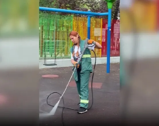 Echipele „Totul Verde” igienizează parcurile din Sectorul 4