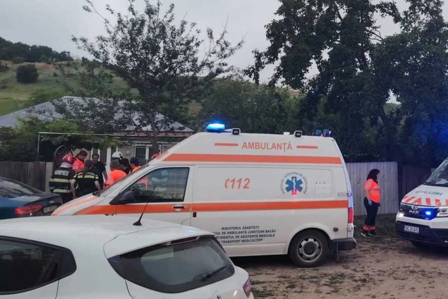 Explozie puternică într-o gospodărie din Bacău. Doi adulți și un copil de cinci ani, transportați la spital cu arsuri
