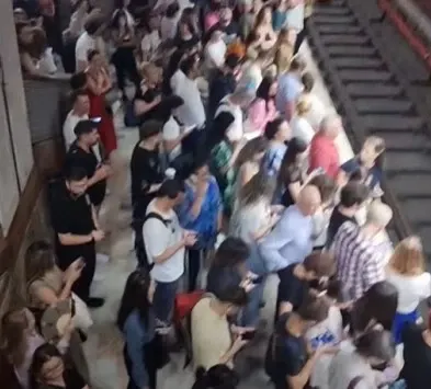 Haos la metrou marți dimineață. Sute de călători, blocați în stații după o defecțiune a unei garnituri