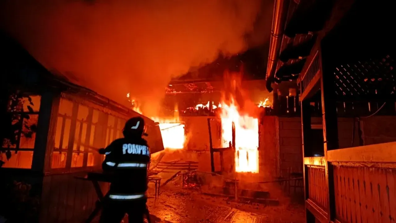 Sfârșit tragic pentru un bătrân de 90 de ani din Suceava. A murit carbonizat după ce casa i-a fost cuprinsă de flăcări