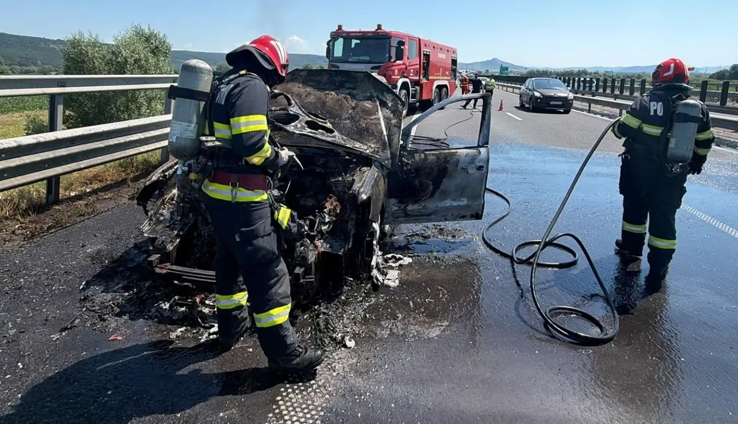 Momente de panică pe A1: o mașină a luat foc în mers în zona Ilia. Au intervenit pompierii
