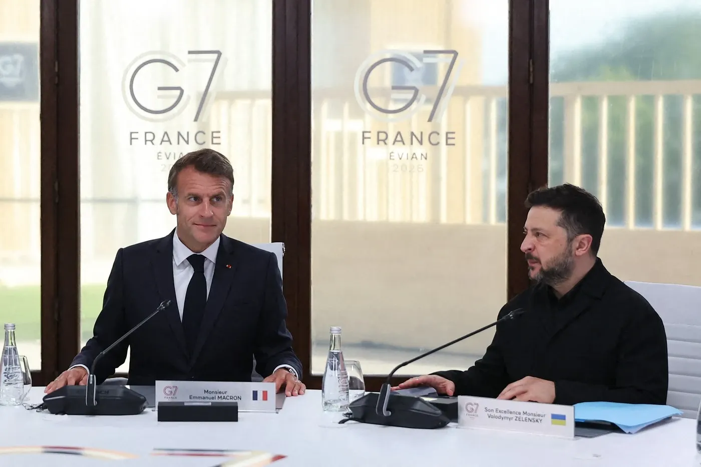 Macron și Zelenski au uitat microfonul deschis și toată lumea a auzit despre ce vorbeau. Trump, menționat în discuție