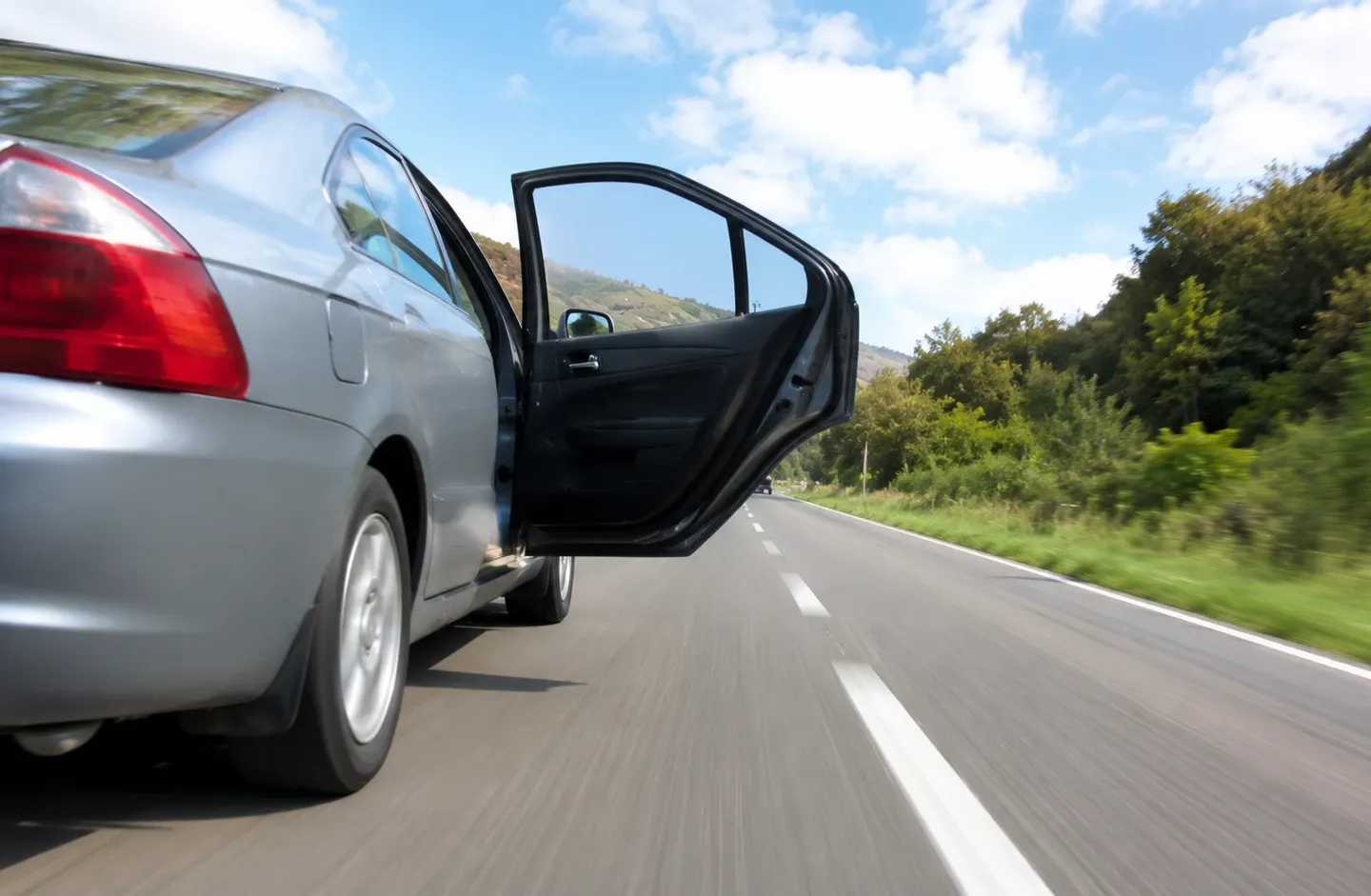 A sărit din mașină în mers și a murit lovit de două autoturisme. Scene de groază pe litoral