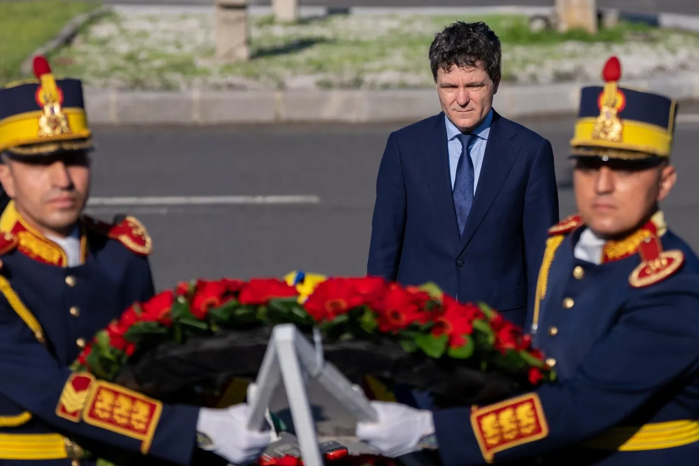 Nicușor Dan depune o coroană de flori în memoria victimelor Mineriadei. Ceremonie simbolică după instituirea unei noi zile naționale
