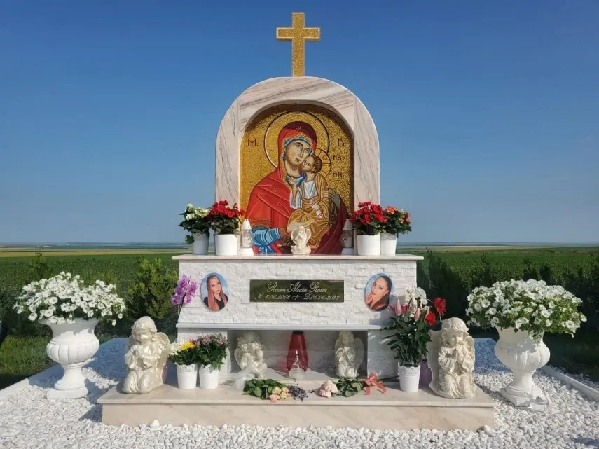 Troită ridicată la 2 Mai în memoria lui Sebi și Roberta, tinerii uciși în accidentul provocat de Vlad Pascu