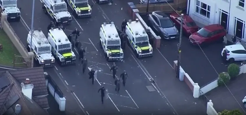 Românii din Belfast, monitorizați după protestele violente