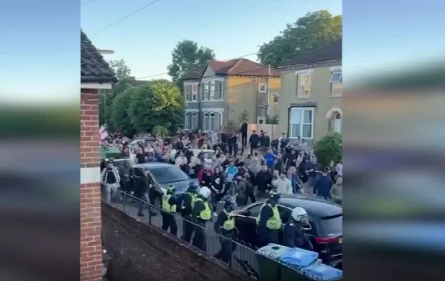Minister: peste 20 de români, afectați de protestele violente din Irlanda de Nord