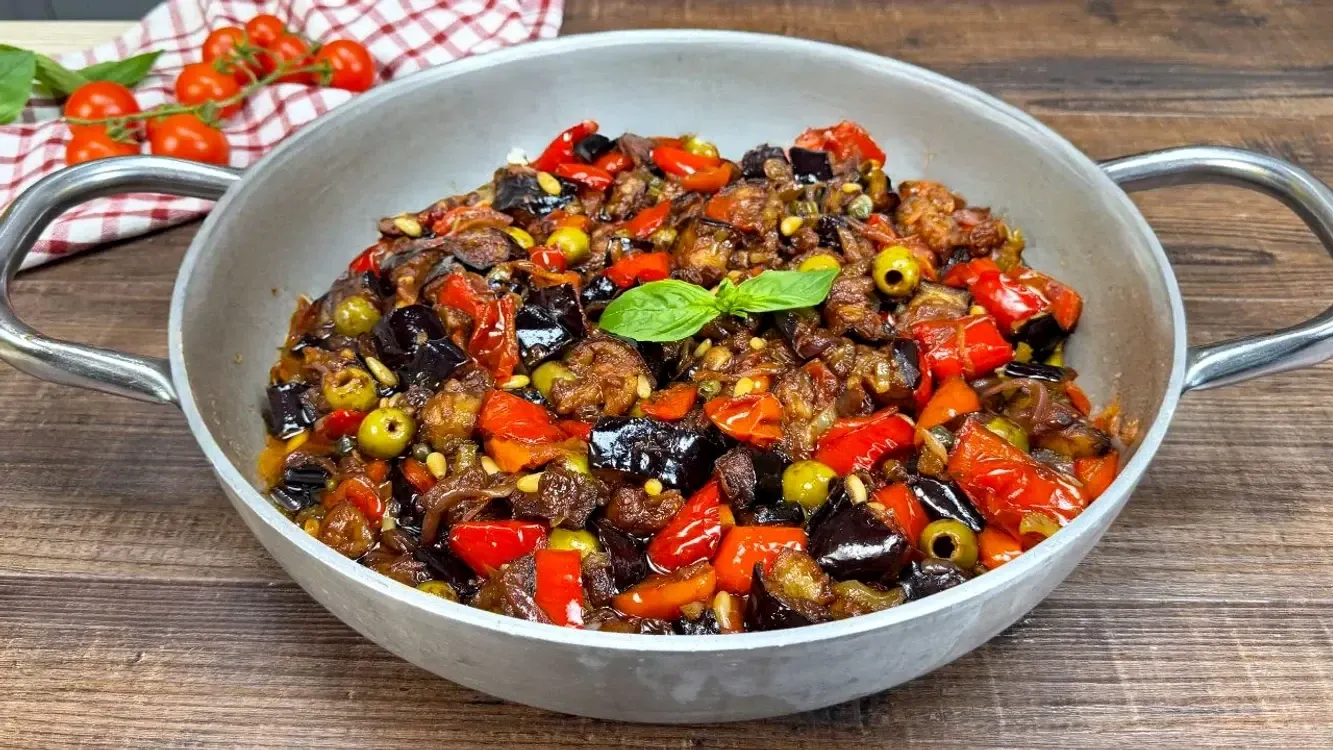 Caponata, simbolul bucătăriei siciliene cu o istorie de sute de ani. Rețeta tradițională italiană care a cucerit generații întregi