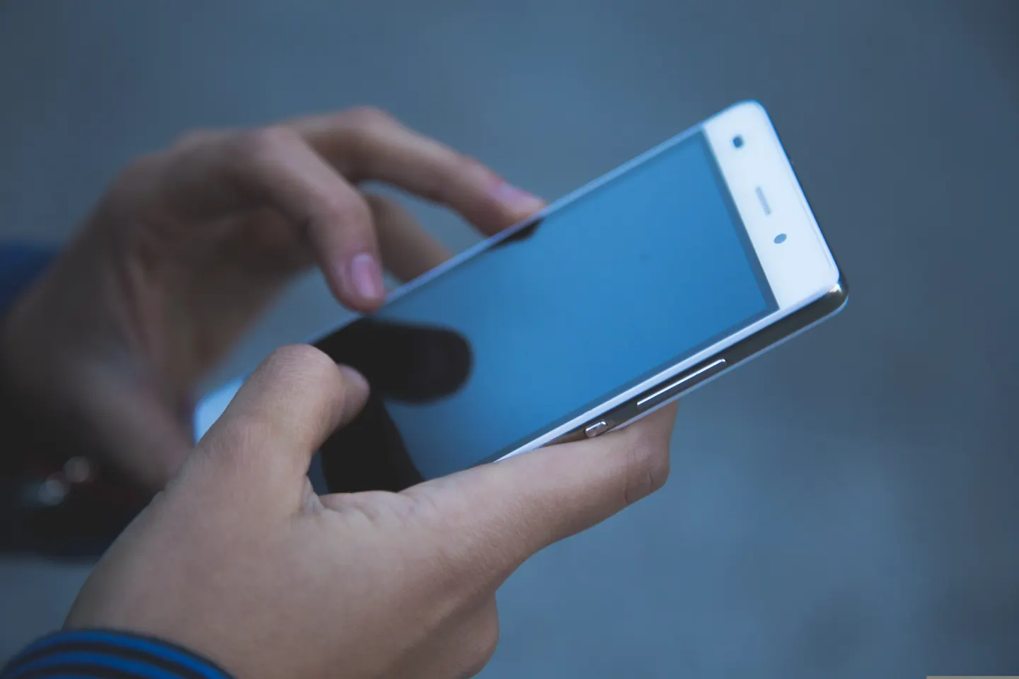 Ecranul telefonului ar putea încărca bateria. Noua tehnologie transformă lumina în energie