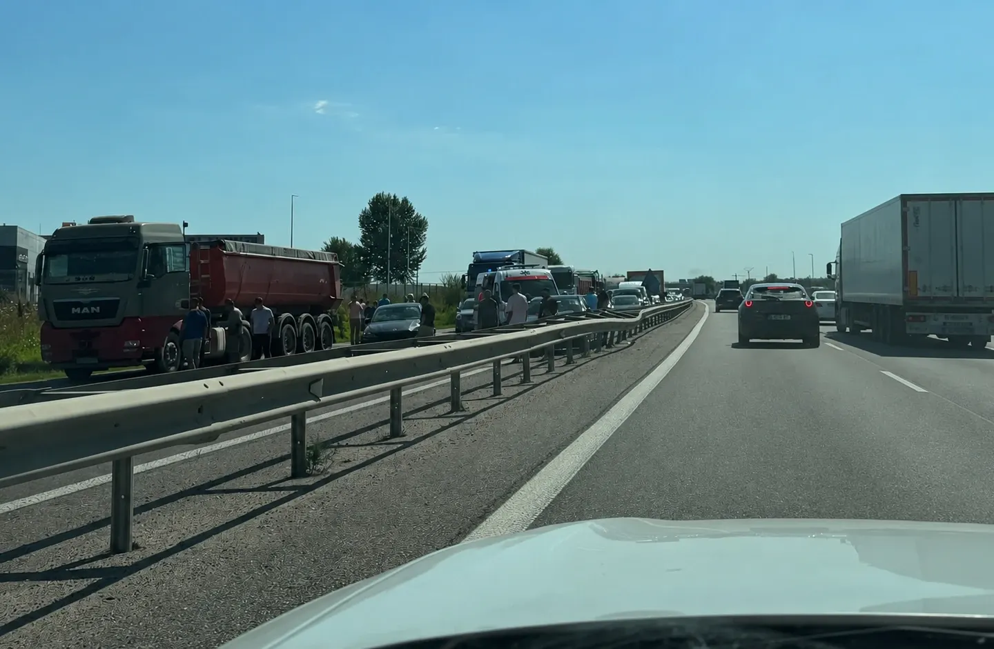 Trafic oprit pe Autostrada A1, spre Pitești, după un accident între două mașini și un camion: sunt doi răniți 