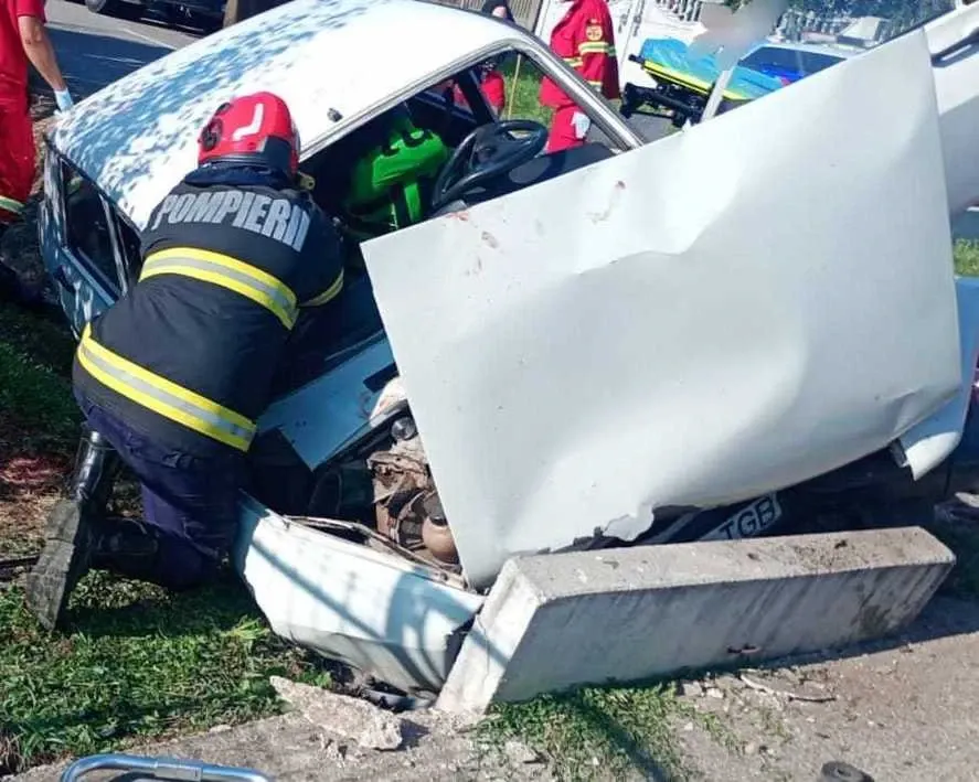 Bărbat mort şi două persoane rănite, după ce o maşină a intrat într-un cap de pod, în Argeş