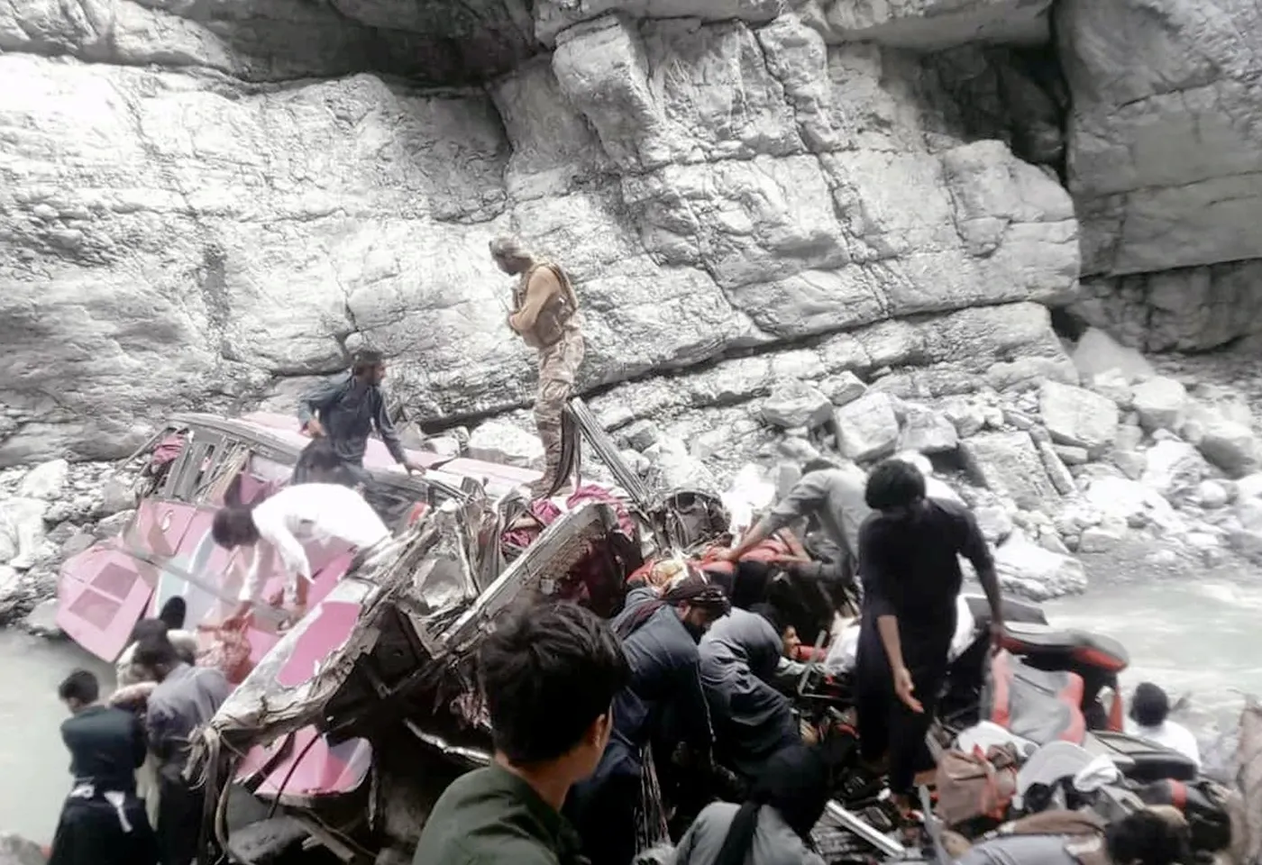 Tragedie rutieră în Pakistan. Cel puțin 40 de morți, după ce un autobuz a căzut în prăpastie - VIDEO