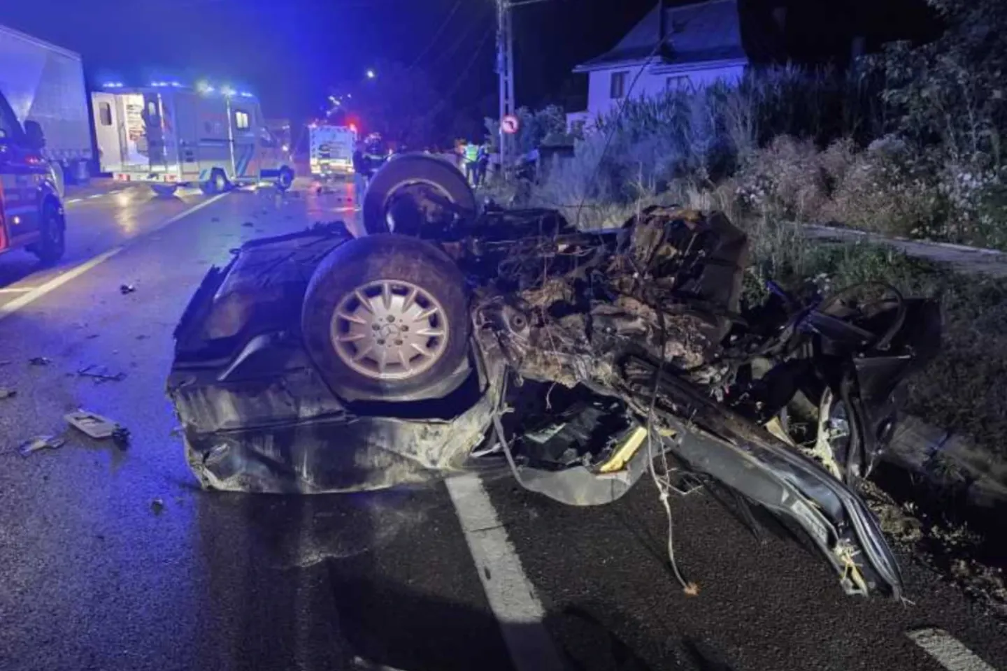 Accident în județul Suceava. Un tânăr a fost grav rănit după ce a intrat cu toată viteza într-un cap de pod