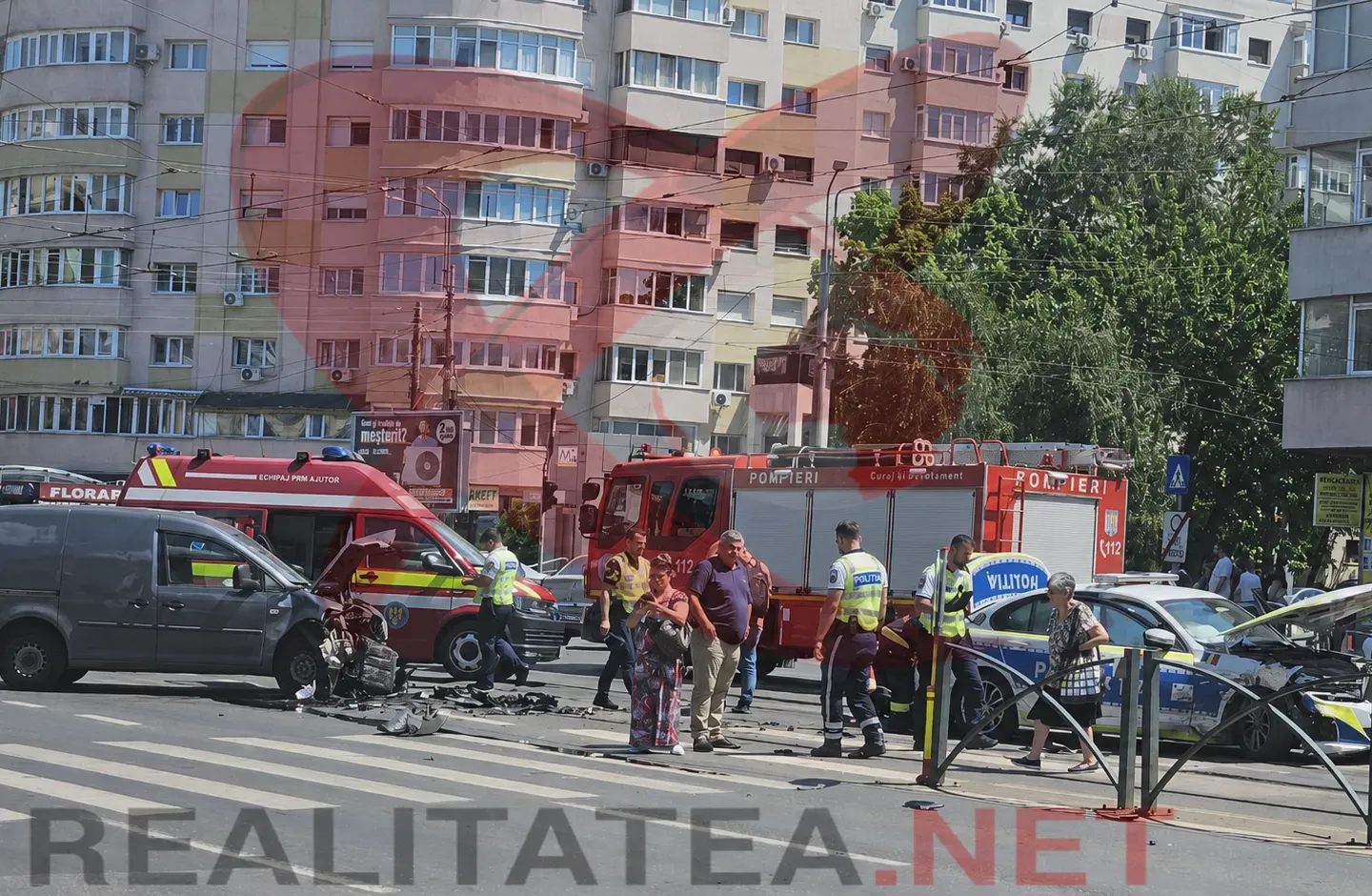 Accident între o autospecială de poliție și o dubiță la intersecția Barbu Văcărescu – Ștefan cel Mare. Linia 1, blocată