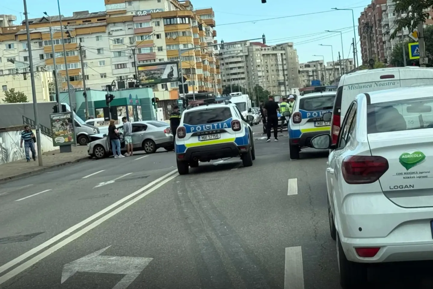 Carambol cu trei mașini în municipiul Bacău. O femeie a fost rănită 
